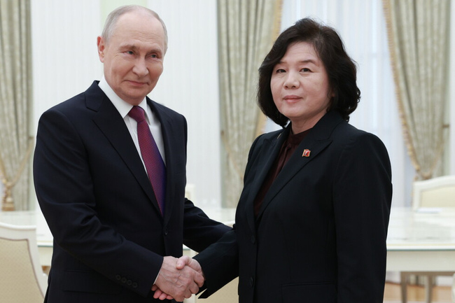 Preview image for: Putin se reúne con la canciller norcoreana en un nuevo contacto diplomático de alto nivel
