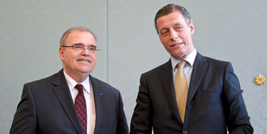 OpenGraph image for derstandard.at/story/2000127094571/posten-fouls-und-verfassungsrichterinnen-als-muellfrauen-in-pilnaceks-chats