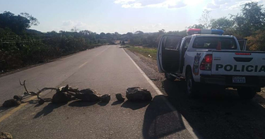 OpenGraph image for eldeber.com.bo/amp/santa-cruz/autoridades-aseguran-que-ya-se-levantaron-los-bloqueos-en-las-provincias-velasco-y-guarayos_195345?__twitter_impression=true