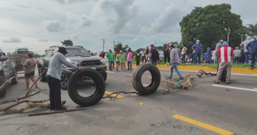 OpenGraph image for eldeber.com.bo/pais/bloqueos-y-decision-de-no-vender-alimentos-al-interior-del-pais-paralizaron-al-transporte-pesado-cru_309632