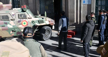 OpenGraph image for eldeber.com.bo/pais/el-dia-que-el-golpe-de-un-vehiculo-de-asalto-abrio-las-puertas-del-palacio-quemado_374363