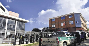 OpenGraph image for eldeber.com.bo/pais/pumari-detenido-en-potosi-cautelado-en-llallagua-y-enviado-a-prision-en-uncia_258529