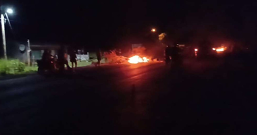 OpenGraph image for eldeber.com.bo/pais/tras-enfrentamiento-con-pobladores-de-san-carlos-caravana-del-mas-se-dirige-a-buena-vista_302255