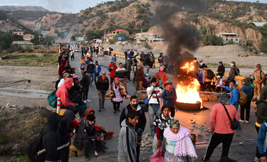 OpenGraph image for erbol.com.bo/nacional/sigue-el-bloqueo-y-el-gobierno-indica-que-a%C3%BAn-no-lleg%C3%B3-ning%C3%BAn-mandamiento-de-aprehensi%C3%B3n