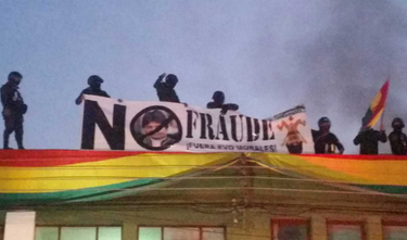 OpenGraph image for erbol.com.bo/seguridad/estalla-mot%C3%ADn-policial-en-la-utop-de-cochabamba