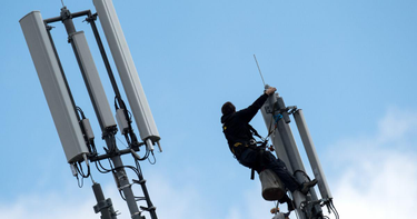 OpenGraph image for futurezone.at/netzpolitik/das-verschleierte-lobbying-der-mobilfunker/242.793.980#.WIsRMR87ztc.twitter