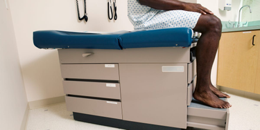 OpenGraph image for getpocket.com/explore/item/the-colon-cancer-symptoms-young-men-should-never-ignore?utm_source=pocket-newtab