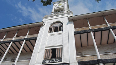 OpenGraph image for globalvoices.org/2020/12/28/iconic-house-of-wonders-collapse-leaves-zanzibaris-wondering-about-fate-of-cultural-heritage