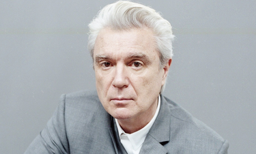 OpenGraph image for happymag.tv/watch-david-byrne-perform-a-chilling-cover-bowies-heroes-backed-by-a-choir-of-strangers/