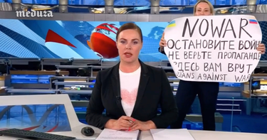 OpenGraph image for meduza.io/en/short/2022/03/14/russian-state-tv-editor-interrupts-live-news-broadcast-with-anti-war-message