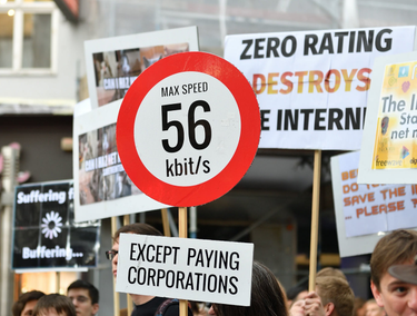OpenGraph image for netzpolitik.org/2016/einsetzen-lohnt-sich-netzneutralitaet-in-der-eu-gesichert-ueberholspuren-werden-verboten/