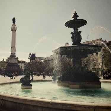 OpenGraph image for photo.cate.blog/2017/04/walking-through-the-square-at-lunchtime/