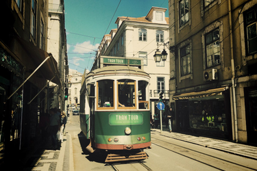 OpenGraph image for photo.cate.blog/2017/05/daytime-tram/