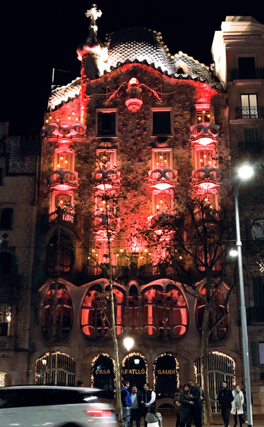 OpenGraph image for photo.cate.blog/2018/01/casa-batllo-at-night/