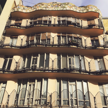 OpenGraph image for photo.cate.blog/2018/02/behind-casa-batllo-%f0%9f%8f%a0/