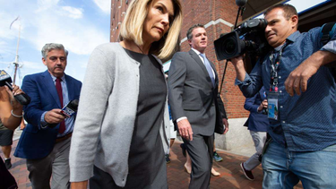OpenGraph image for reason.com/2019/10/24/federal-prosecutors-are-punishing-actor-lori-loughlin-for-exercising-her-right-to-defend-herself/
