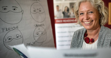 OpenGraph image for rp-online.de/nrw/staedte/langenfeld/langenfeld-die-frau-die-in-gesichtern-lies-t-beraet-bei-der-bob_aid-67770699