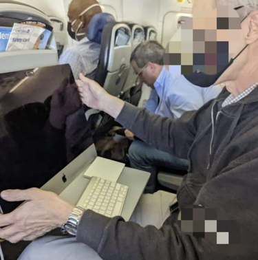 OpenGraph image for viewfromthewing.com/united-passenger-whips-out-full-size-imac-in-coach-works-entire-flight-like-a-boss/