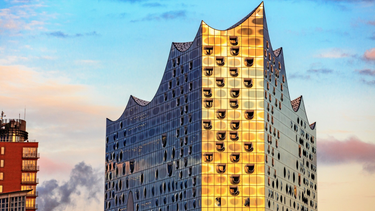 OpenGraph image for abendblatt.de/hamburg/article234962881/ukraine-krieg-russland-hamburg-elbphilharmonie-nimmt-gefluechtete-auf.html
