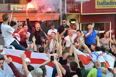 OpenGraph image for buzzfeed.com/rosebuchanan/england-fans-made-a-young-child-who-was-begging-down-a-pint?utm_term=.uxjGeQkLA#.aopw3E812