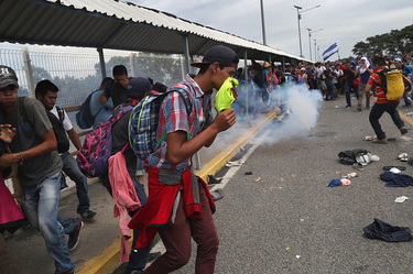 OpenGraph image for buzzfeednews.com/article/karlazabludovsky/mexican-authorities-met-the-migrant-caravan-with-tear-gas