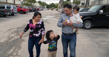 OpenGraph image for cbsnews.com/news/chaos-behind-donald-trump-immigration-family-separation-policy-at-southern-border-60-minutes/?ftag=CNM-00-10aab7d&linkId=60147337