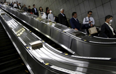 OpenGraph image for citylab.com/transportation/2018/12/people-stand-walk-escalator-left-right-save-time-efficient/578479/?utm_source=feed