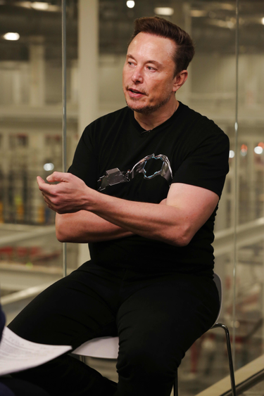 OpenGraph image for cnbc.com/amp/2023/06/15/elon-musk-led-twitter-suspended-plainsite-a-prominent-tesla-critic.html