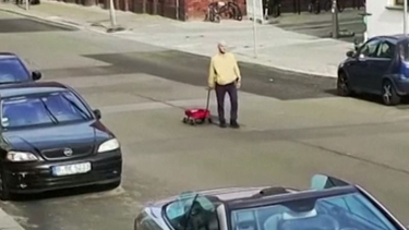 OpenGraph image for cnn.com/style/article/artist-google-traffic-jam-alert-trick-scli-intl/index.html