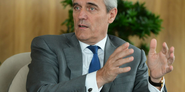 OpenGraph image for derstandard.at/story/2000124327417/omv-chef-seele-duft-von-chemie-das-ist-doch-gutes