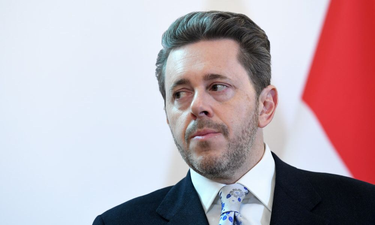 OpenGraph image for derstandard.at/story/2000125478781/weiterechats-druck-und-ein-ruecktritt-aus-dem-omv-aufsichtsrat