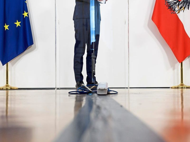 OpenGraph image for derstandard.at/story/2000125481664/oebag-chats-liebe-und-unterwerfung