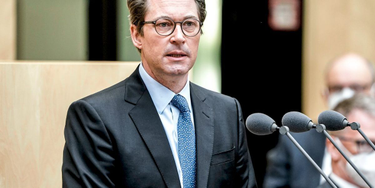 OpenGraph image for derstandard.at/story/2000125598193/scheuer-warnt-eu-kommission-vor-zu-scharfen-vorgaben-fuer-autobranche