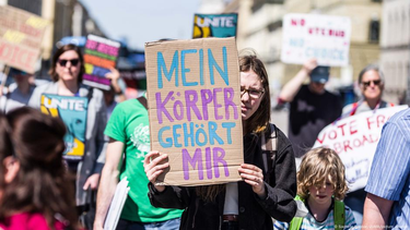 OpenGraph image for dw.com/en/germany-moves-to-reform-abortion-law/a-62014740