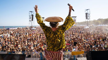 OpenGraph image for essenziale.it/notizie/sarah-gainsforth/2022/08/19/jova-beach-party-costi-sociali