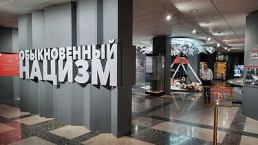 OpenGraph image for francetvinfo.fr/monde/europe/manifestations-en-ukraine/reportage-a-moscou-une-exposition-sur-le-nazisme-ordinaire-en-ukraine-tente-de-justifier-la-guerre_5166667.html#xtor=CS2-765-%5Bautres%5D-