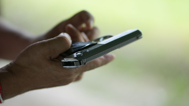 OpenGraph image for francetvinfo.fr/monde/usa/controle-des-armes-aux-etats-unis/une-americaine-tire-par-erreur-sur-sa-fille-venue-lui-rendre-une-visite-surprise_3603961.html