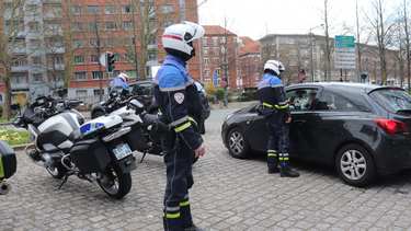 OpenGraph image for francetvinfo.fr/sante/maladie/coronavirus/le-confinement-est-respecte-par-la-grande-majorite-de-la-population-y-compris-dans-les-quartiers-dits-difficiles-selon-un-representant-policier_3936863.html#xtor=CS2-765-[autres]-