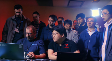 OpenGraph image for heise.de/newsticker/meldung/Hacker-brechen-aus-virtueller-Maschine-aus-3658416.html