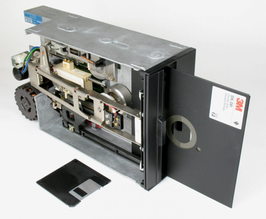 OpenGraph image for heise.de/newsticker/meldung/US-Atomwaffensteuerung-ruestet-von-8-Zoll-Disketten-auf-SSDs-auf-4561992.html?fbclid=IwAR1dKHVTDV8AE-g-d_WHSN3YbPEeGxfyfkxqsv1wIRWileBFG4phjMnVE-c