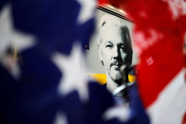 OpenGraph image for lemonde.fr/julian-assange/article/2020/09/18/malgre-le-covid-19-et-les-problemes-techniques-la-defense-d-assange-avance-ses-pions_6052779_6030330.html