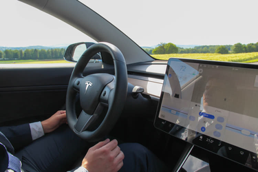 OpenGraph image for macg.co/mobilites/2021/05/face-aux-autorites-tesla-reconnait-quelon-musk-exagere-les-capacites-de-lautopilot-121351