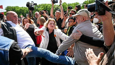 OpenGraph image for morgenpost.de/berlin/article235301787/Zwischen-Gedenken-und-Protest-So-lief-der-9-Mai-in-Berlin.html