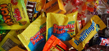 OpenGraph image for smithsonianmag.com/smithsonianmag/where-did-the-fear-of-poisoned-halloween-candy-come-from-822302/?no-ist