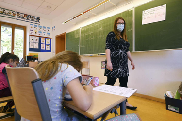 OpenGraph image for sudouest.fr/politique/education/vaccin-contre-le-covid-un-appel-international-a-considerer-les-enseignants-comme-prioritaires-1635252.php