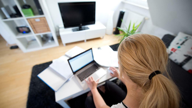 OpenGraph image for tagesspiegel.de/wirtschaft/weniger-pendeln-wie-viel-co2-deutschland-mit-mehr-home-office-sparen-koennte/25406082.html