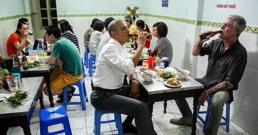 OpenGraph image for thedailybeast.com/when-anthony-bourdain-invited-obama-to-dinner-in-hanoi