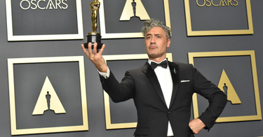 OpenGraph image for theverge.com/2020/2/9/21130967/oscars-taika-waititi-apple-butterfly-keyboards-jojo-rabbit-academy-award-press-room