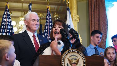 OpenGraph image for vanityfair.com/hollywood/2018/03/john-oliver-mike-pence-marlon-bundo-book