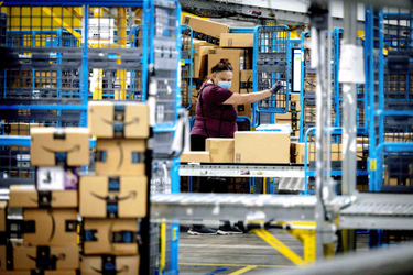 OpenGraph image for vice.com/en/article/z3n7p5/working-at-an-amazon-warehouse-got-even-more-dangerous-in-2021